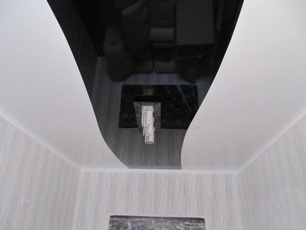 Натяжной потолок белый с черным