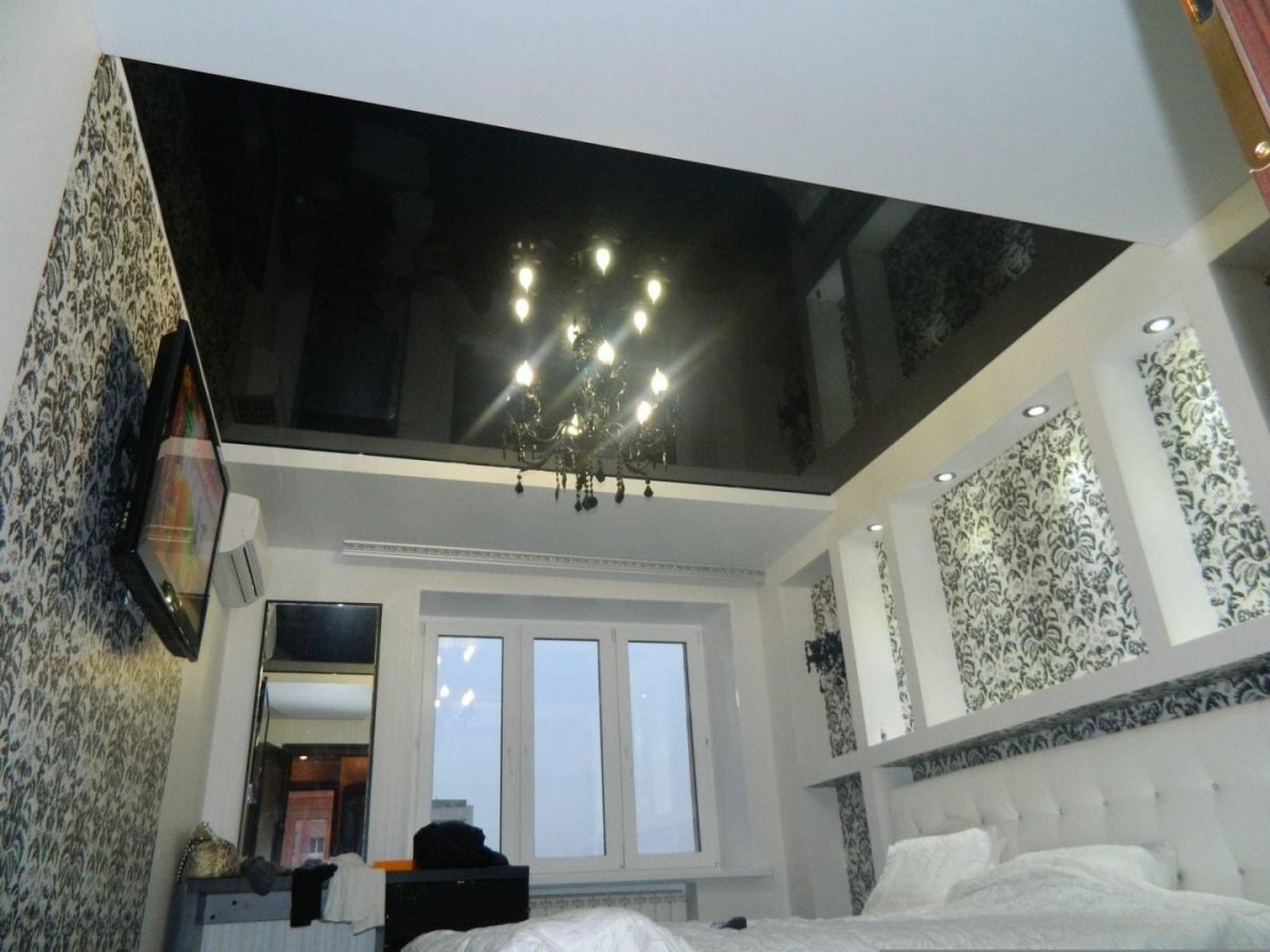 Черный глянцевый потолок