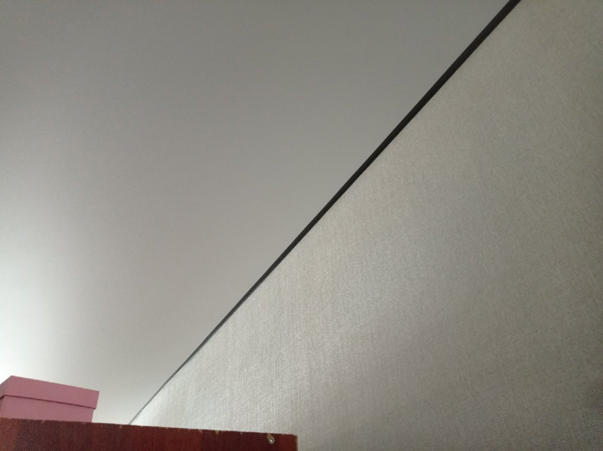 Теневой плинтус для потолка натяжного