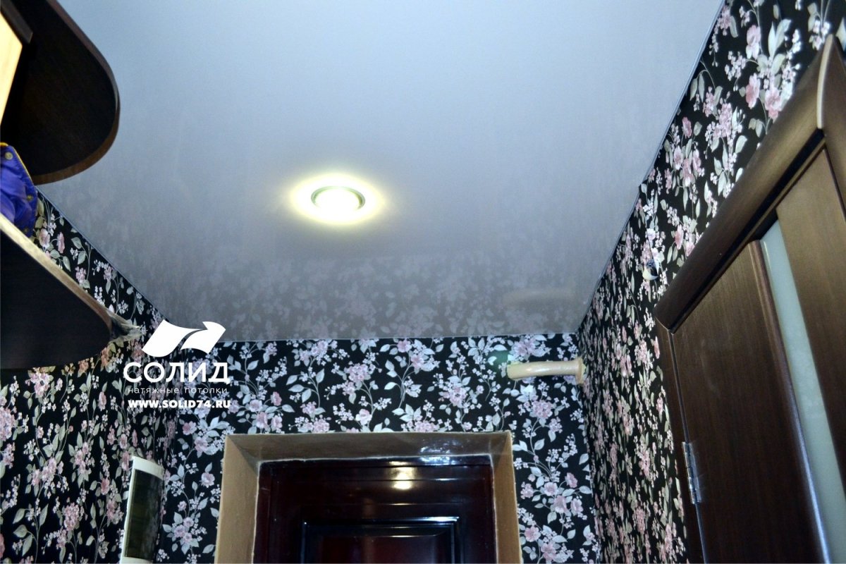 Натяжной потолок с темными обоями