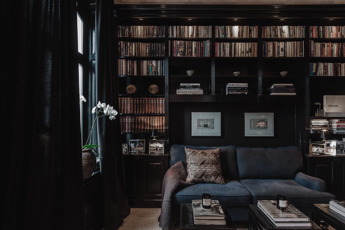 Темная комната с книжными полками