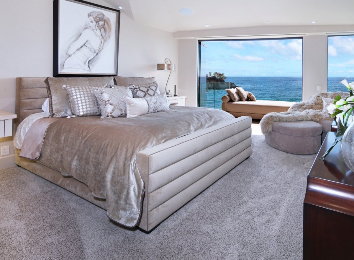 Красивая спальня с большой кроватью