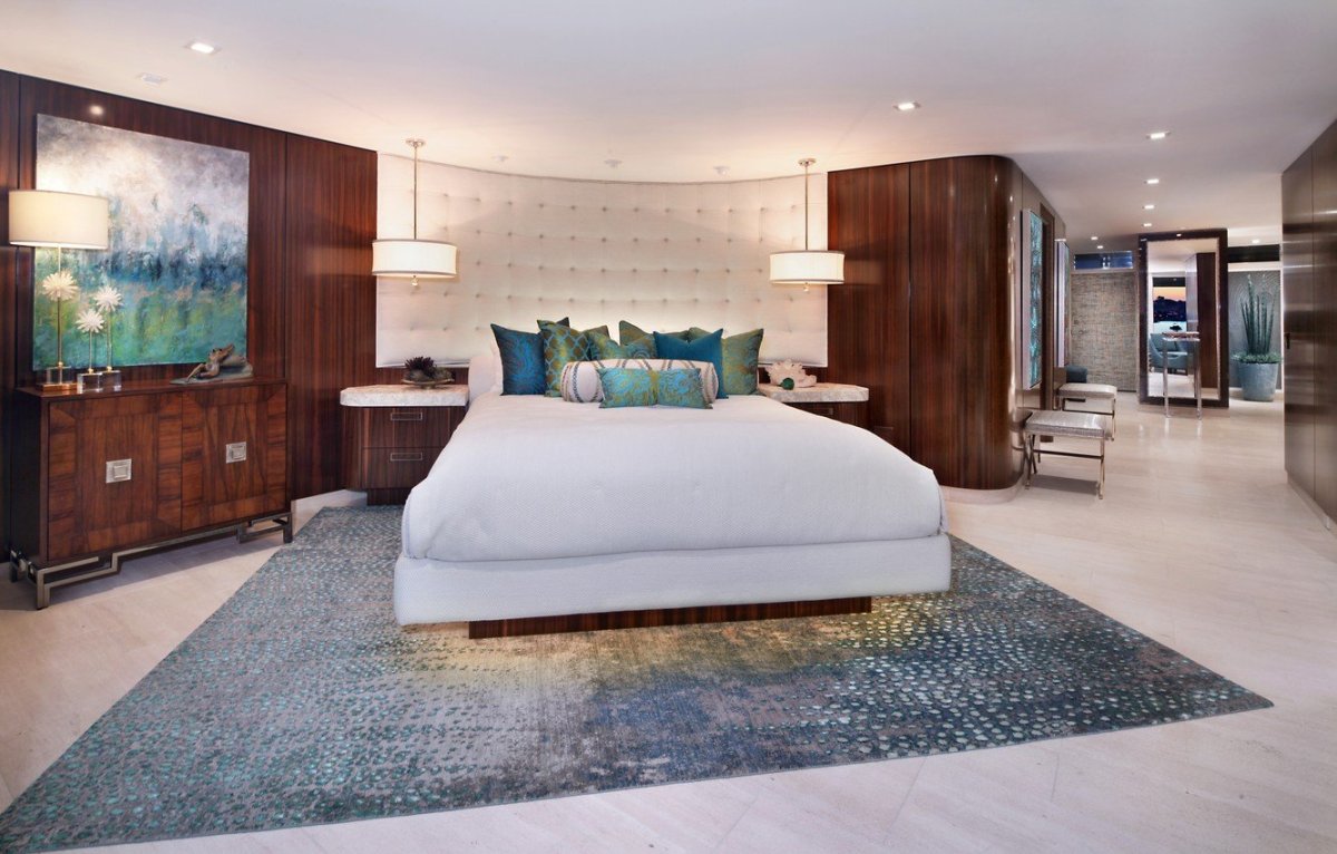 Комната с большой кроватью