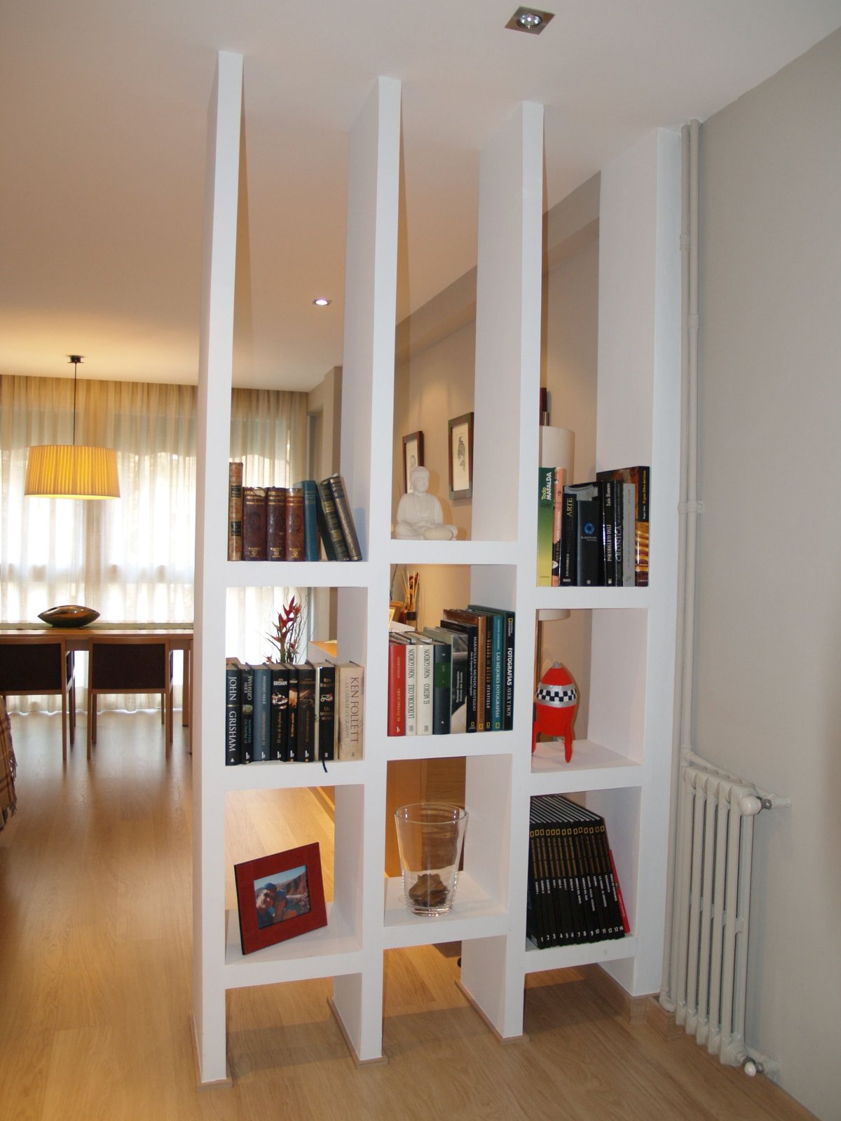 Полки разделяющие комнату