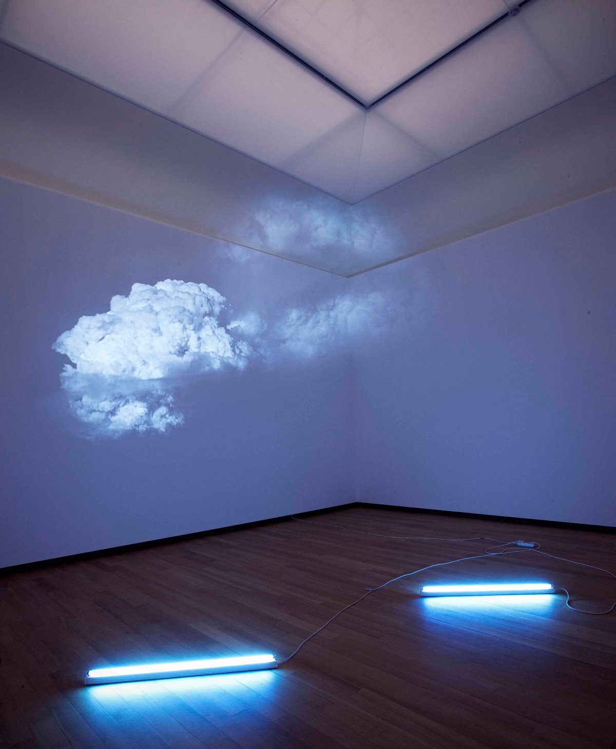 Потолок со светящимися облаками