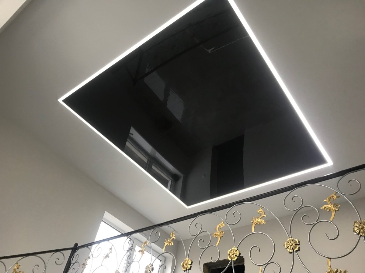 Черный парящий потолок