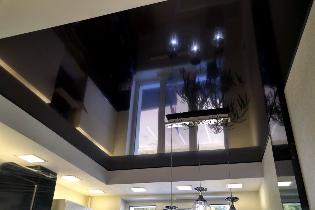 Черный глянцевый потолок