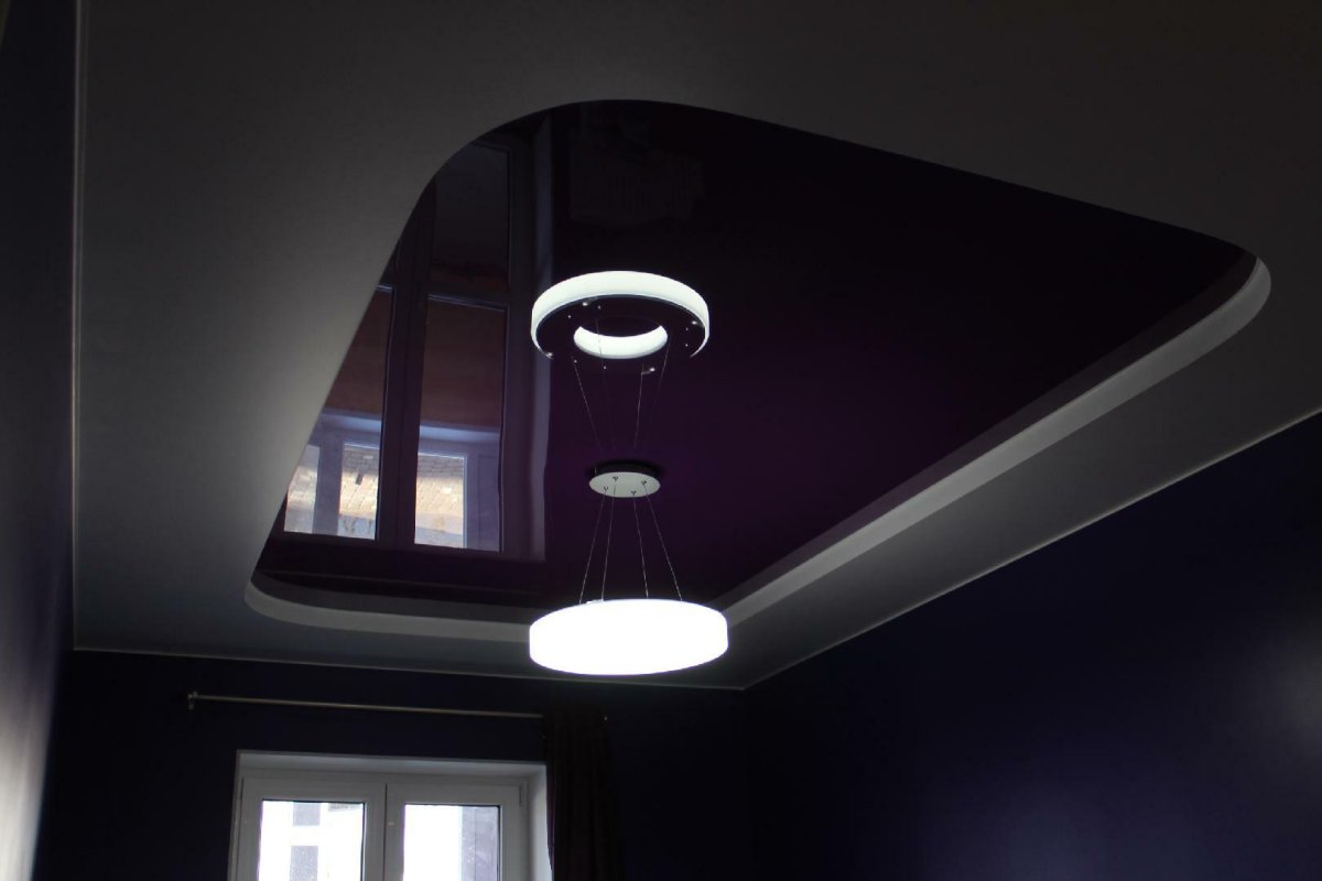 Натяжной потолок черный глянец