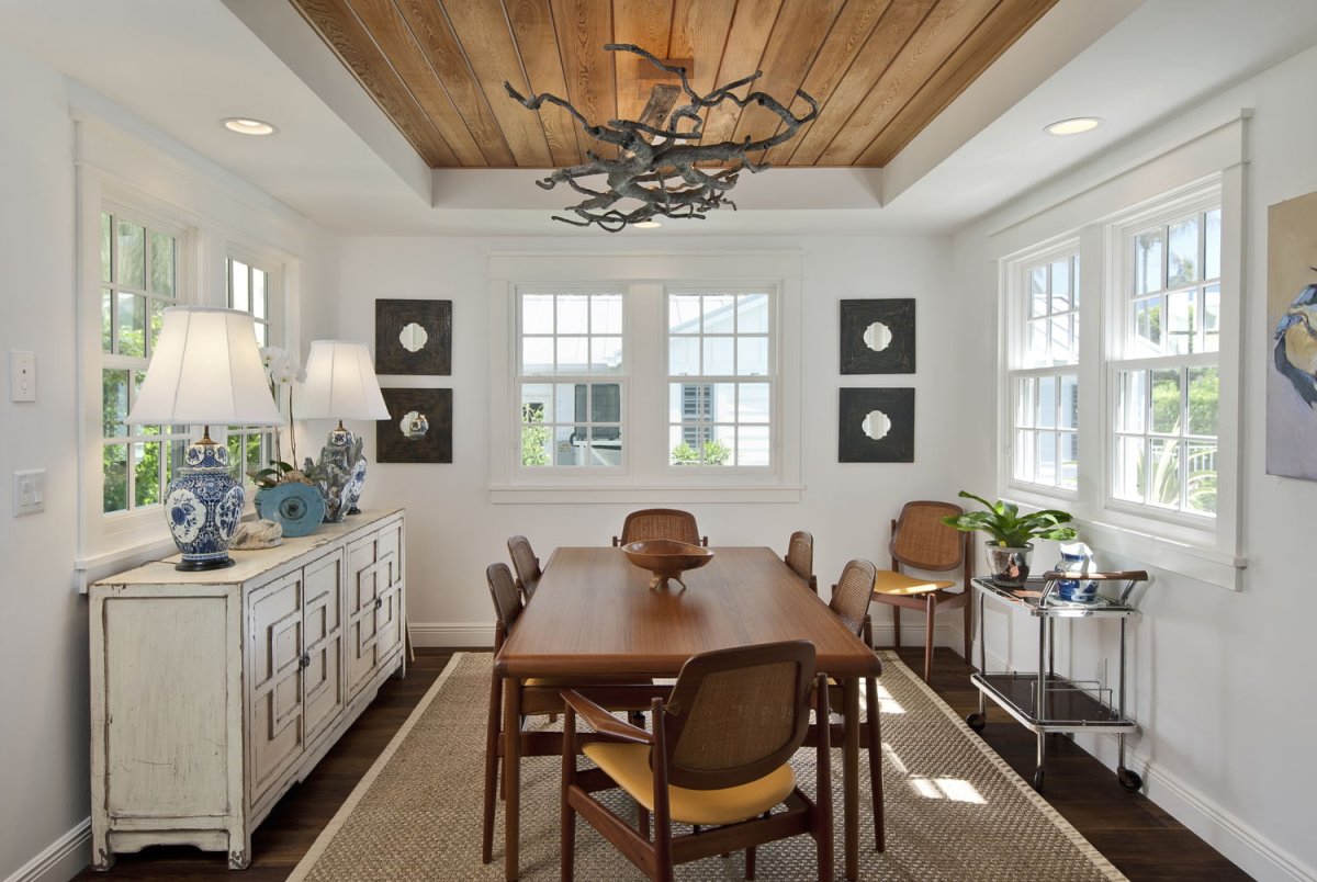 Потолок с балками и вагонкой