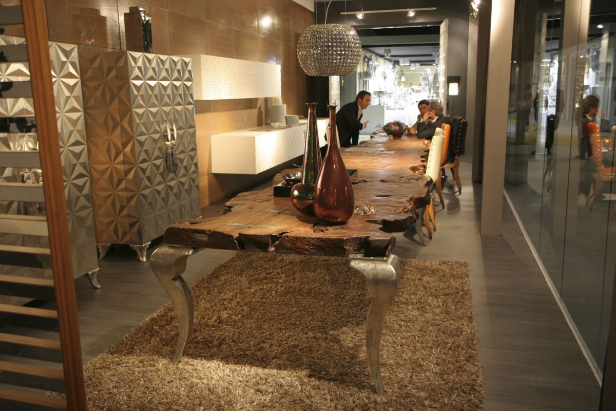 Стол слэб в классическом интерьере