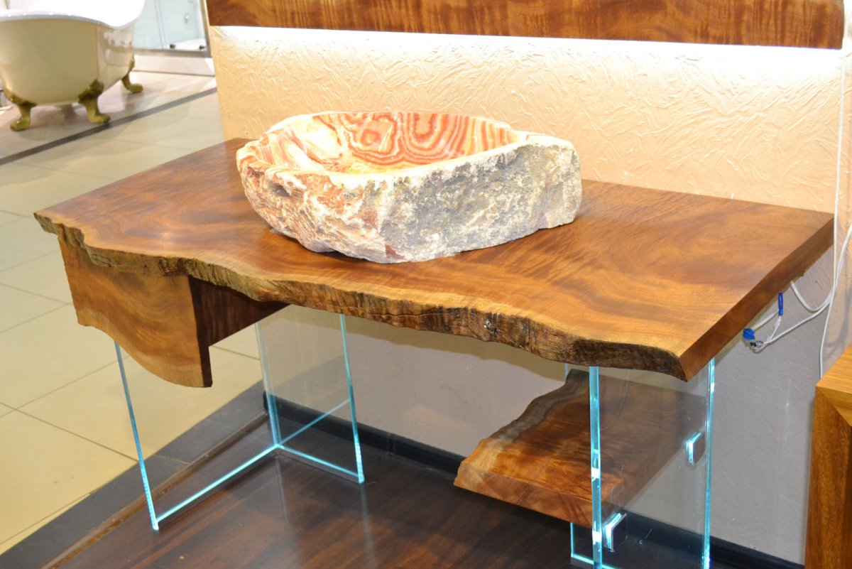 Стол с живым краем