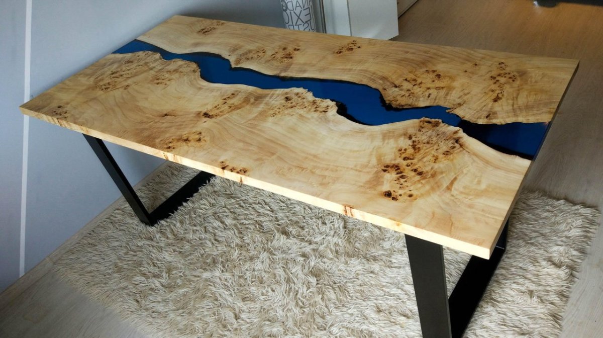 Стол из капового тополя со смолой