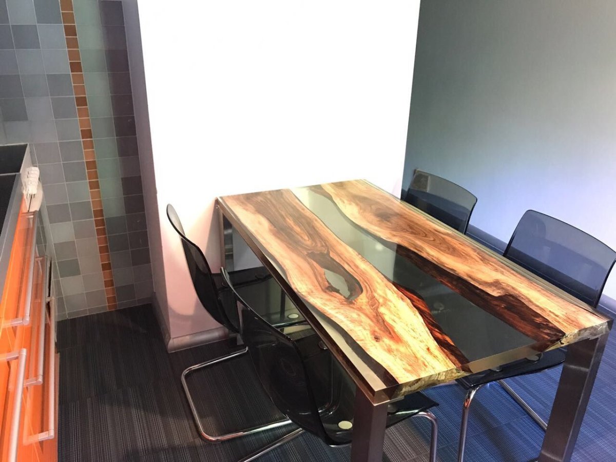 Стол с эпоксидной смолой в интерьере кухни