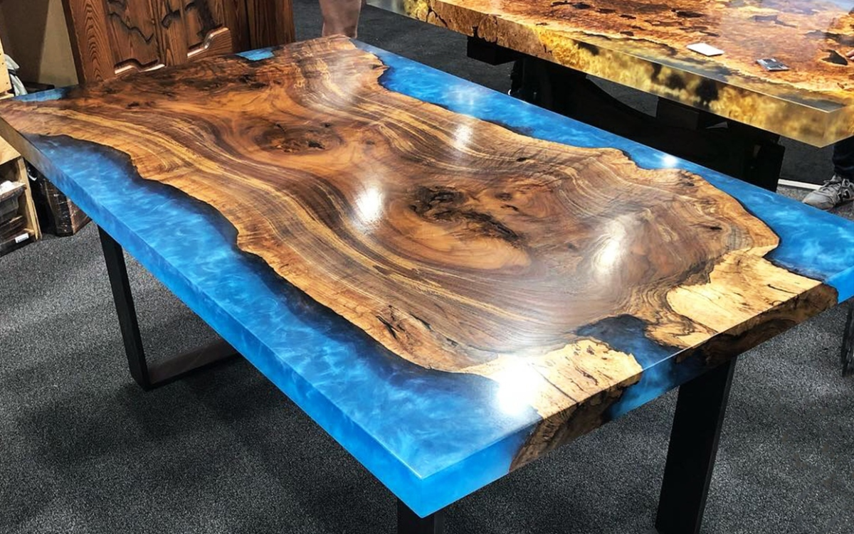 Стол из слэба дерева с эпоксидной смолой