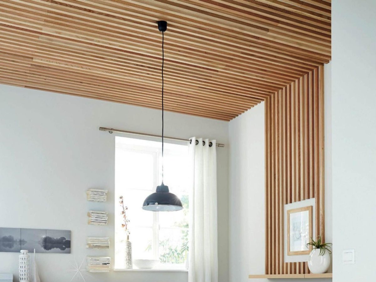 Деревянные рейки на потолке