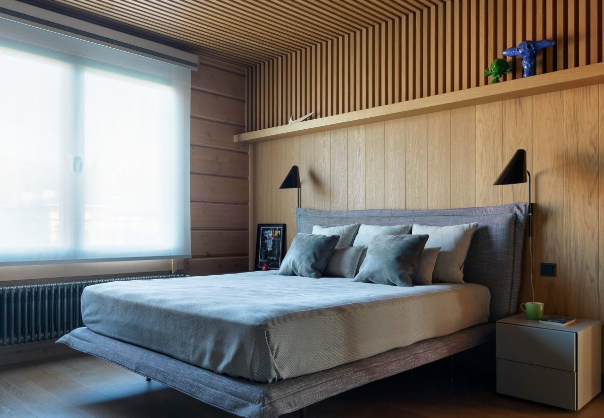 Отделка спальни деревянными рейками