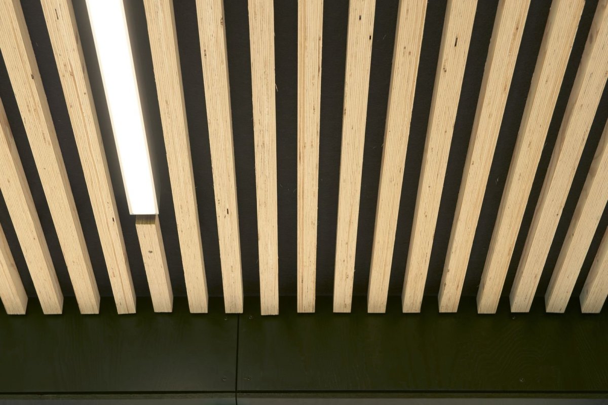 Черный потолок с деревянными рейками