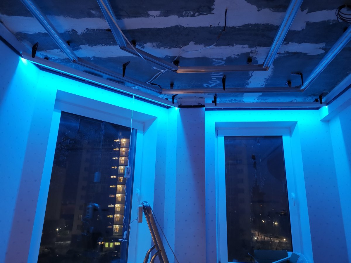 RGB лента на потолок