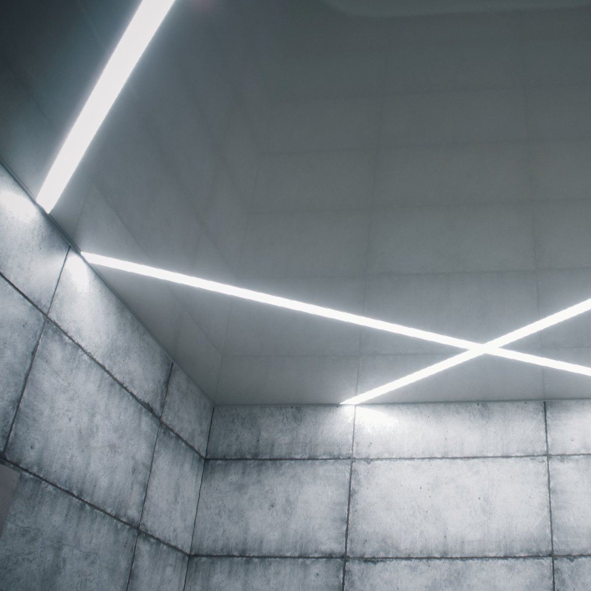 Световые линии на потолке в ванной