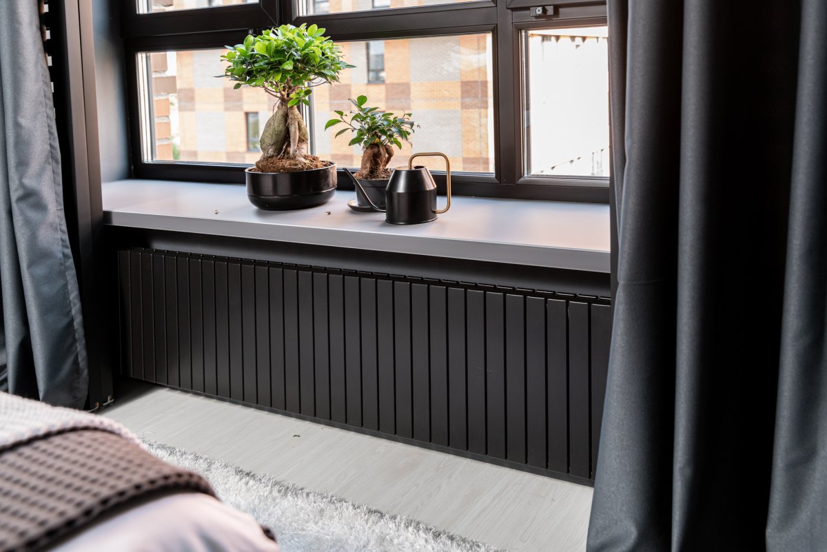 Черный подоконник
