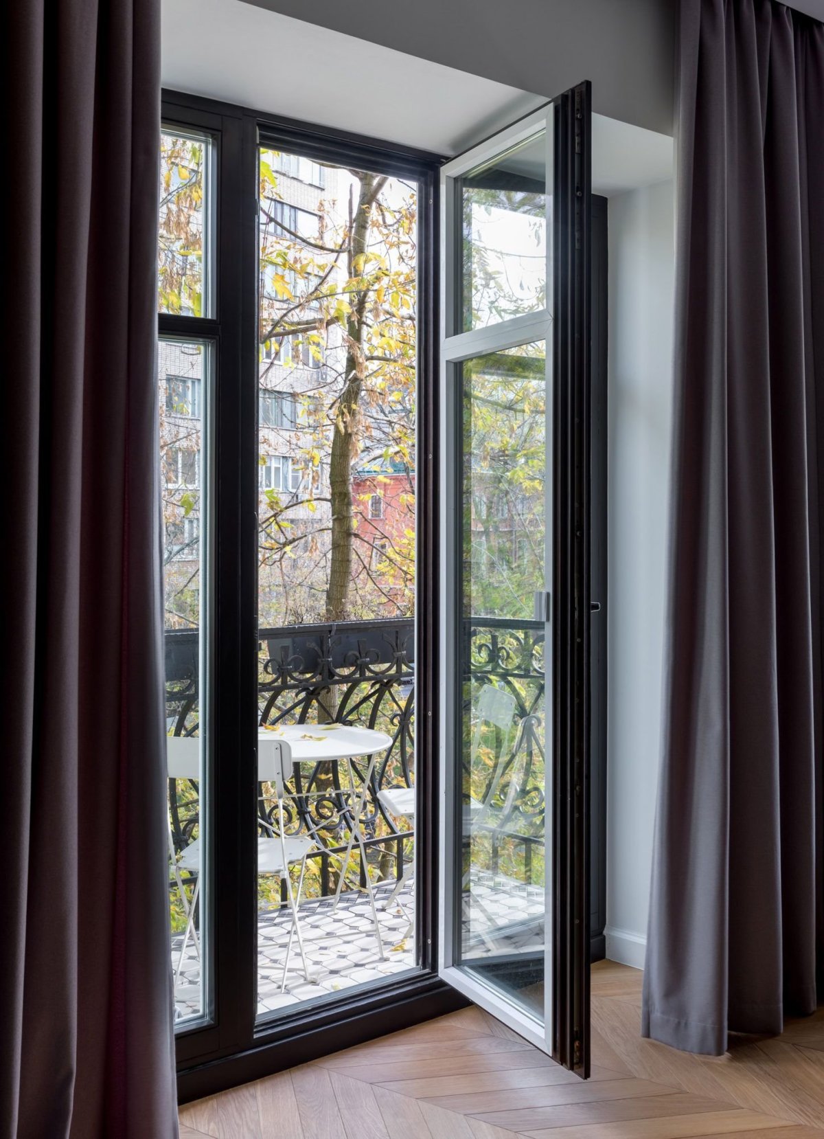 Окна графит в интерьере