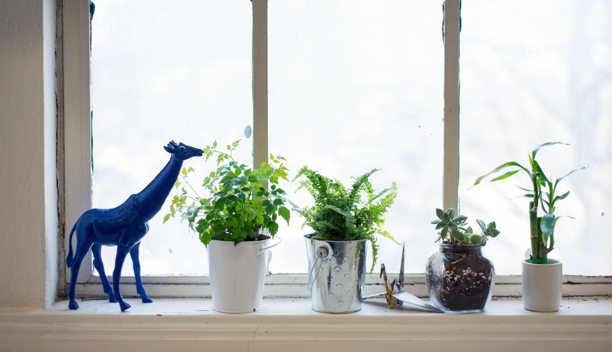 Фигура на подоконнике