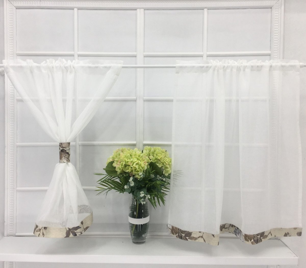 Необычные шторы на окно в кафе