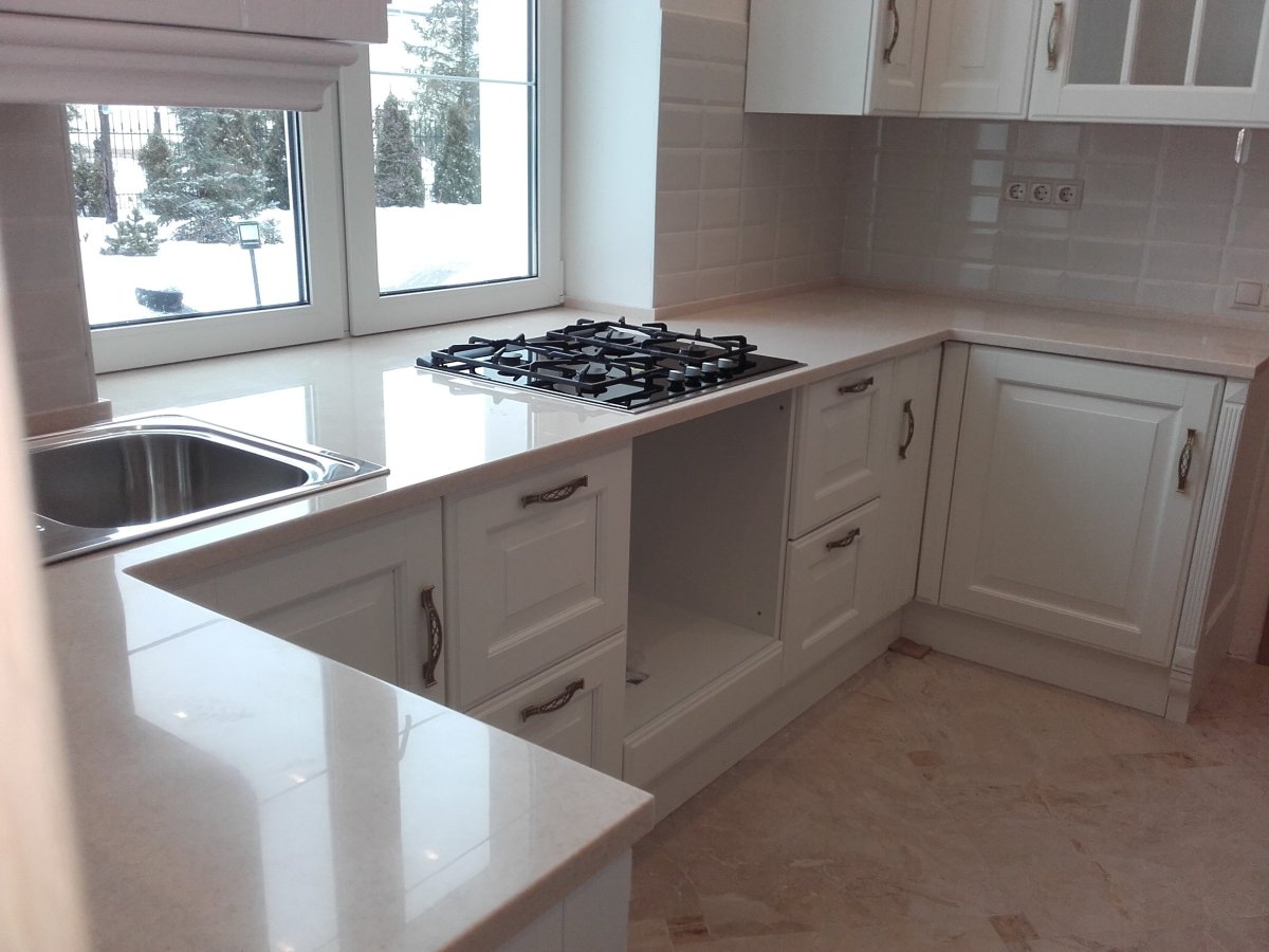 Кухонный гарнитур с подоконником