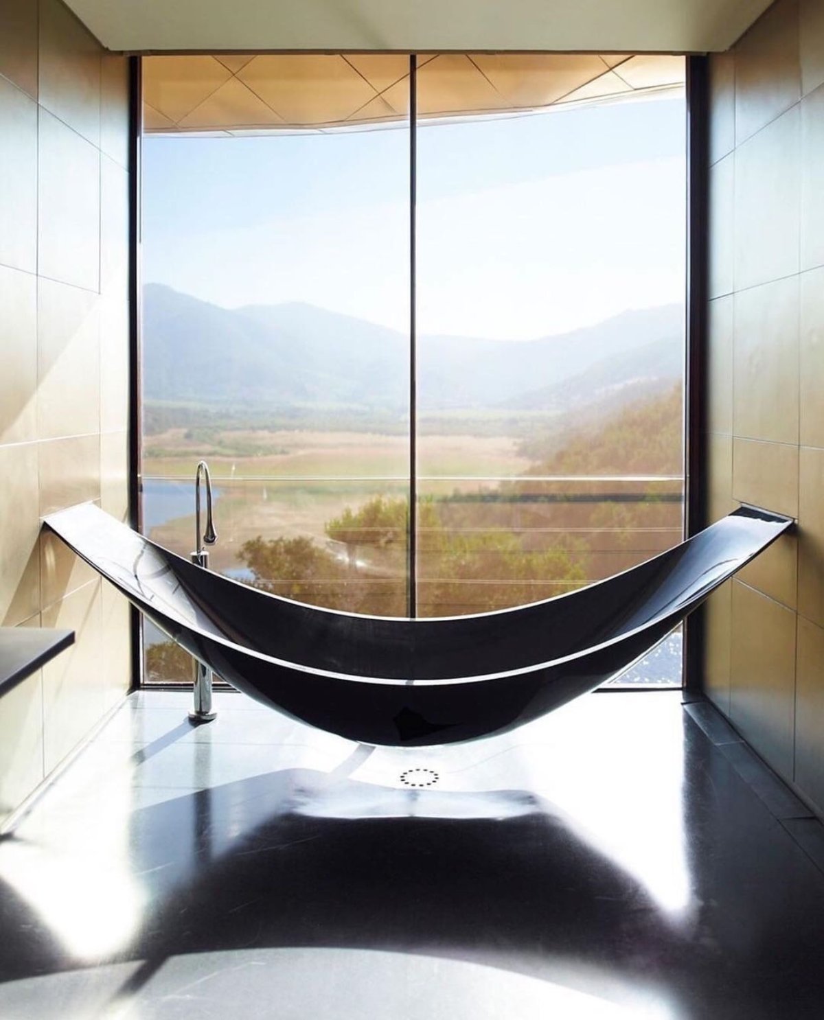 Ванна парящая в воздухе