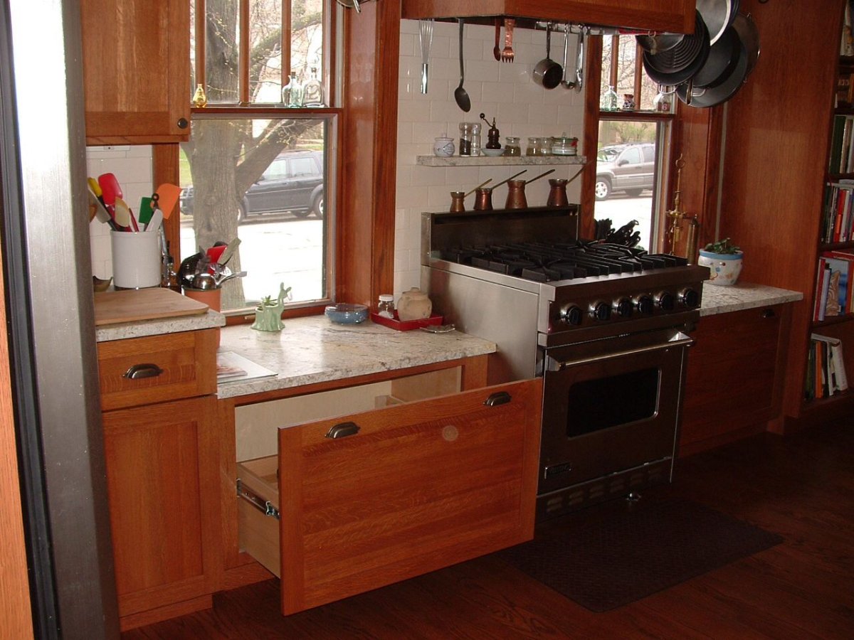 Плита у окна на кухне на даче