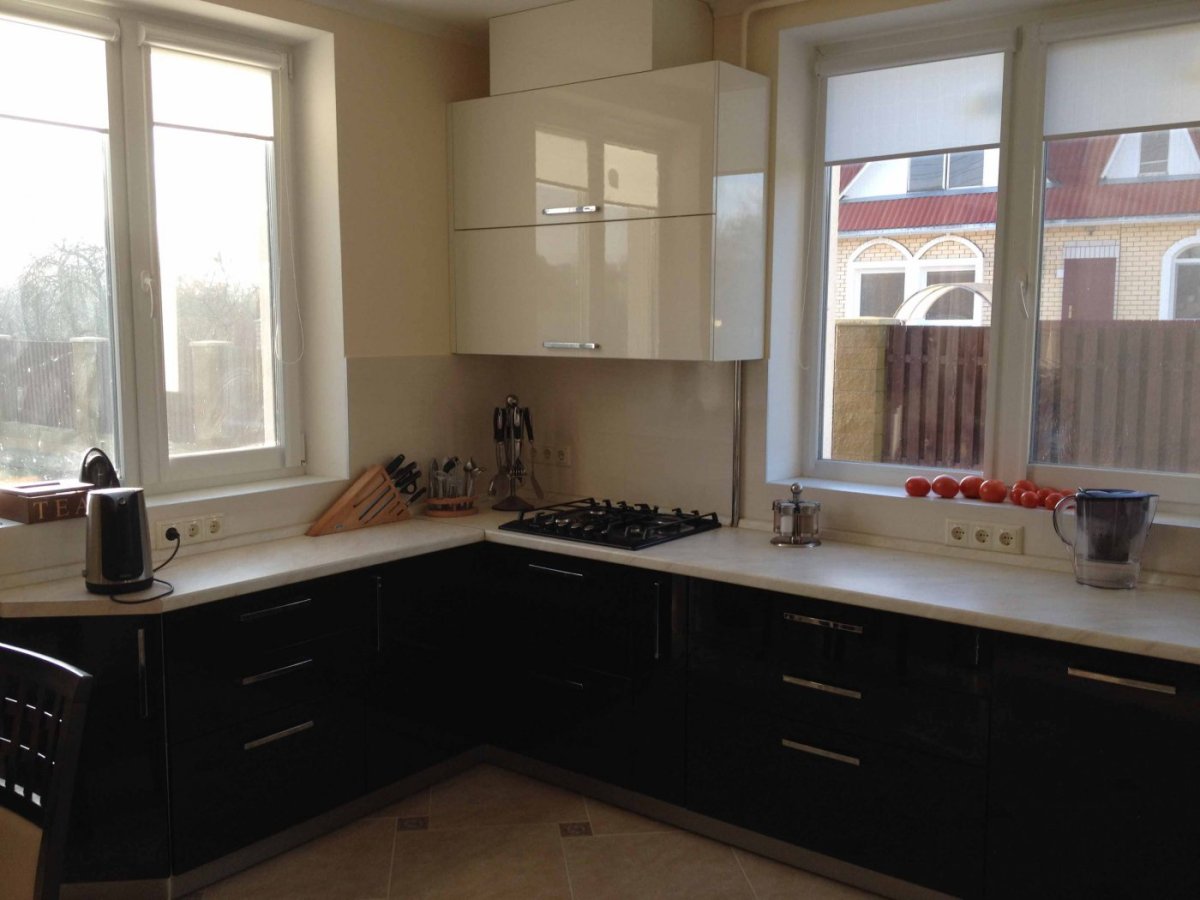 Кухня с двумя окнами