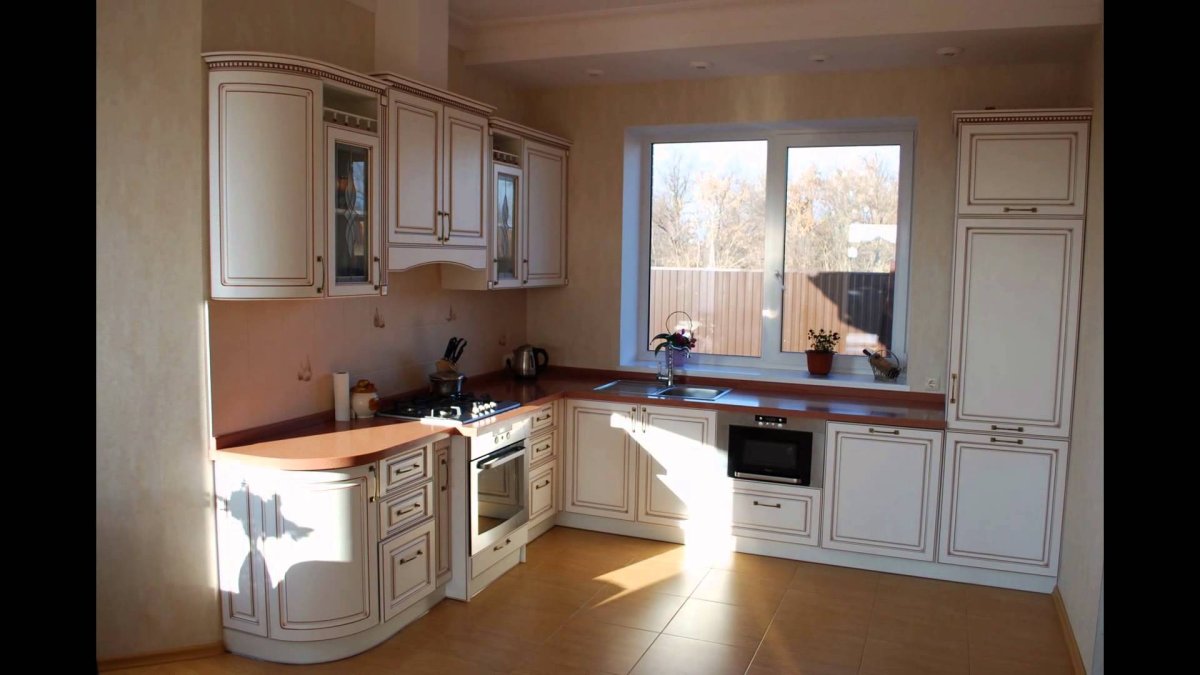 Кухня классика угловая с окном