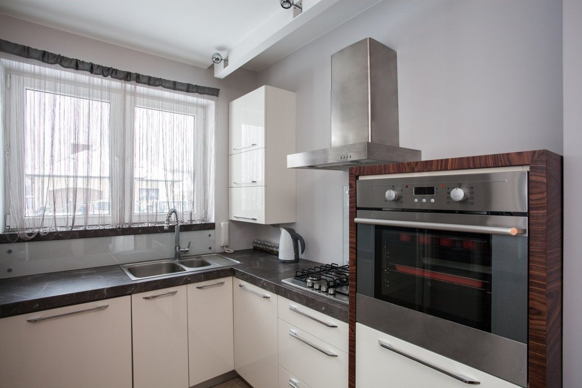 Кухонная плита возле окна