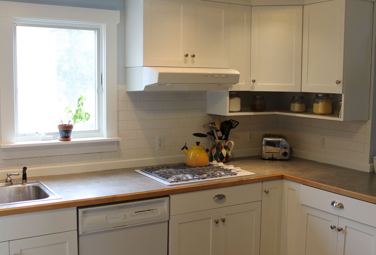 Варочная панель у окна на кухне