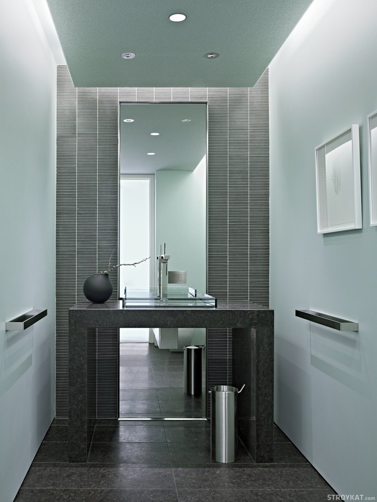 Серый потолок в санузле