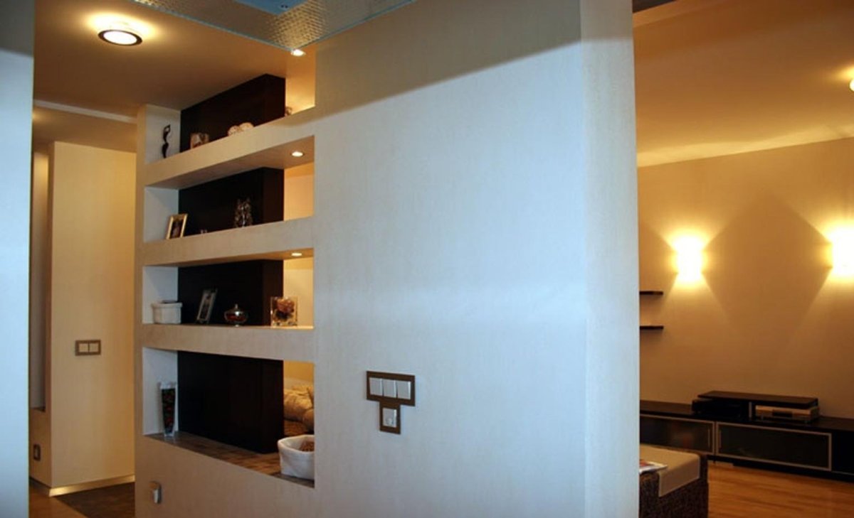 Гипсокартонная перегородка с полками