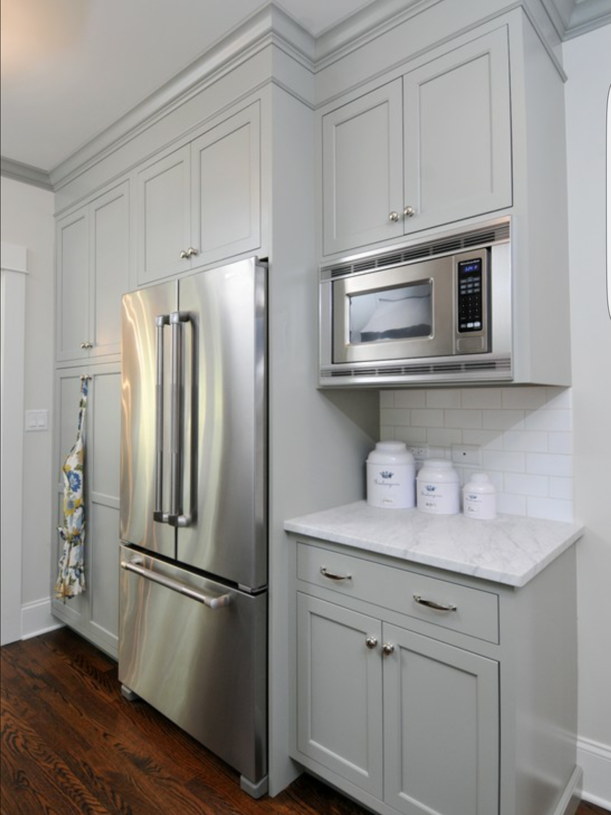 Холодильник в нише на кухне