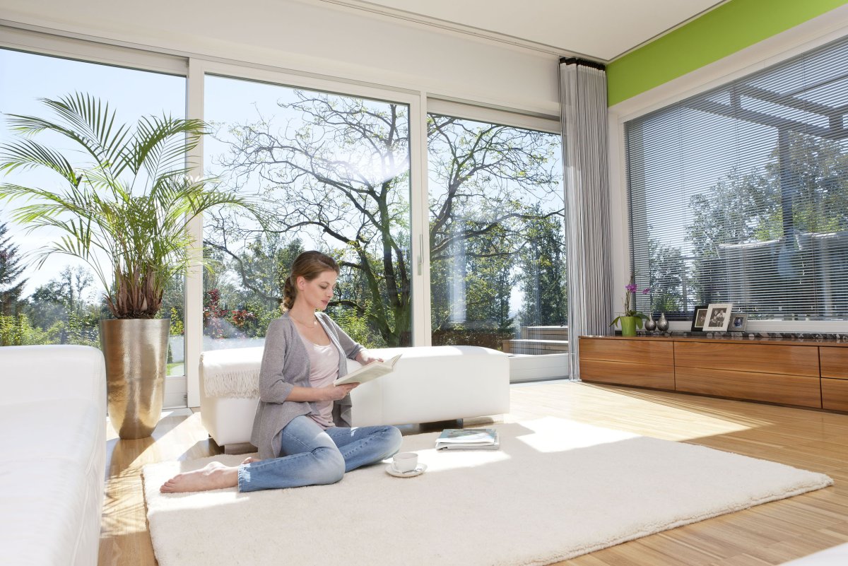 Окно ПВХ люди