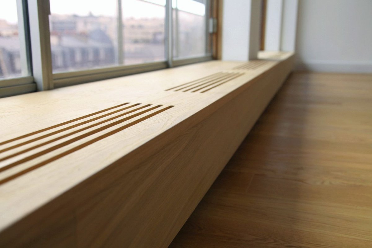 Деревянный подоконник с экраном