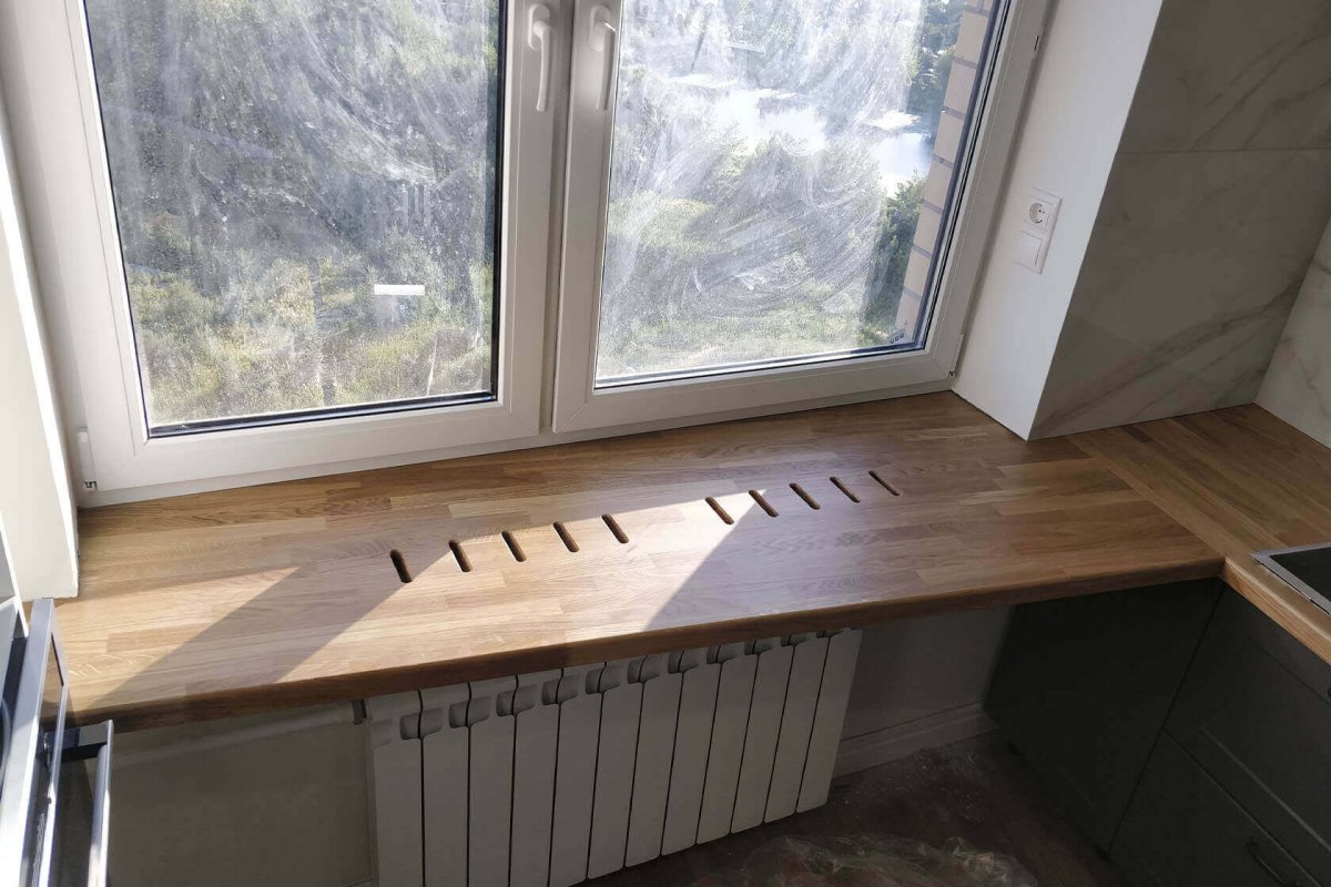 Отверстия в деревянном подоконнике