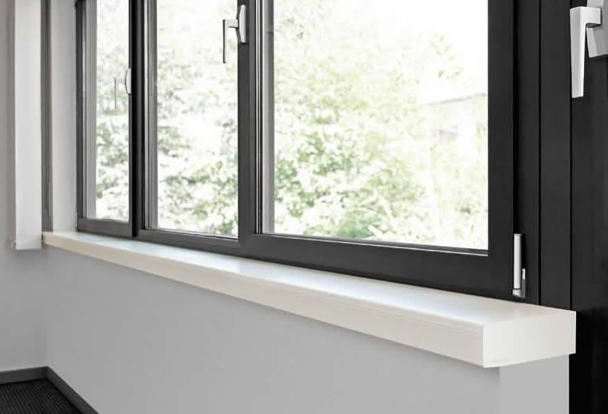 Белое окно и темный подоконник