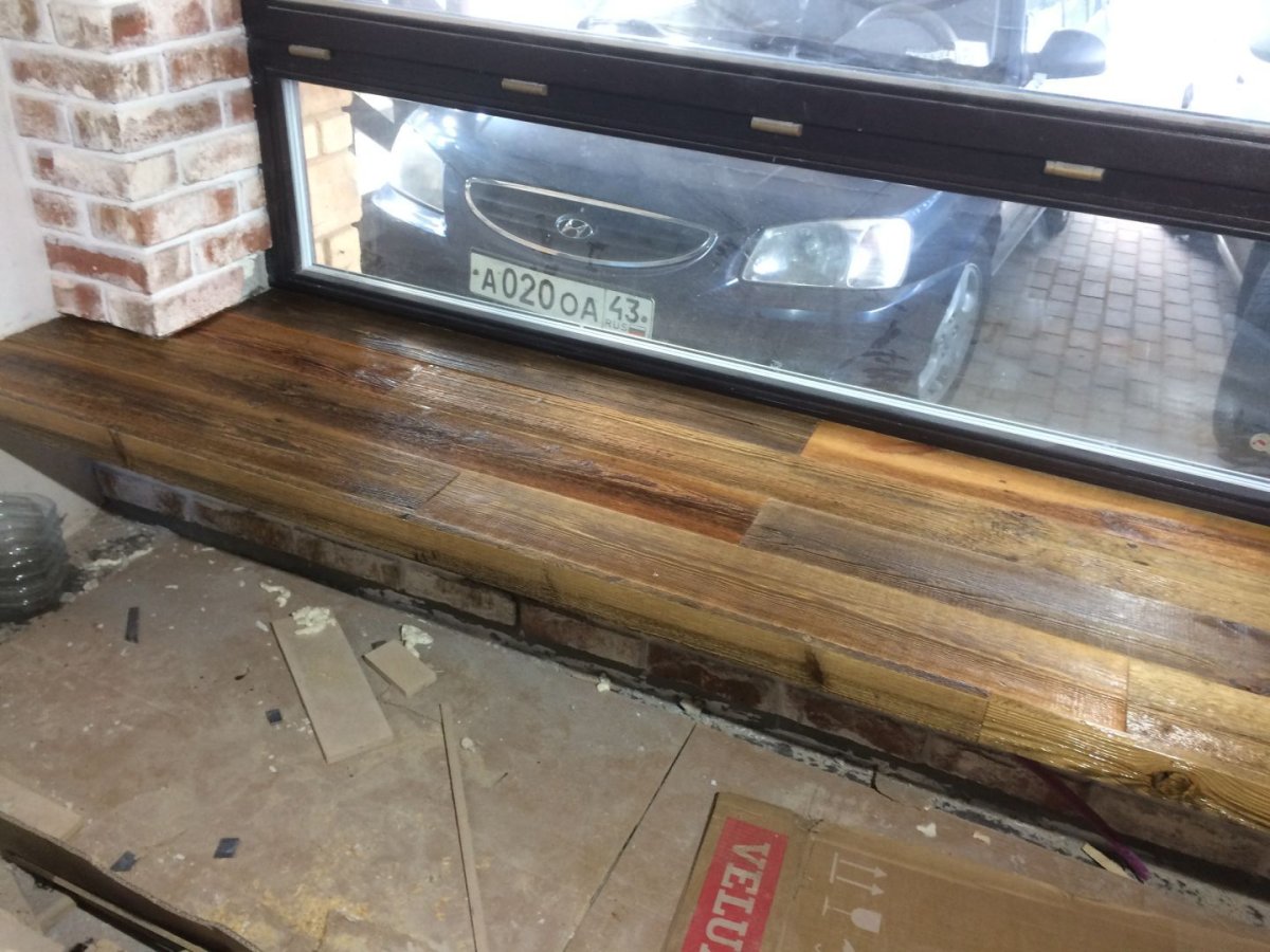 Подоконник из амбарной доски