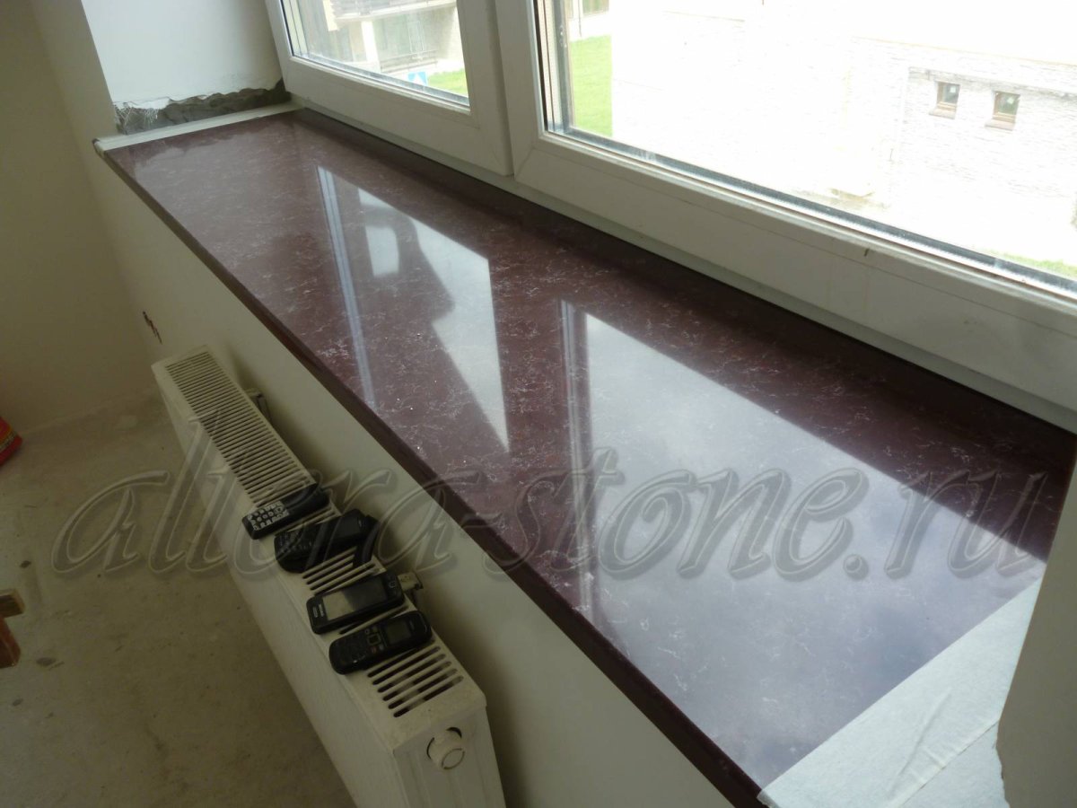 Подоконник из кварца в зале