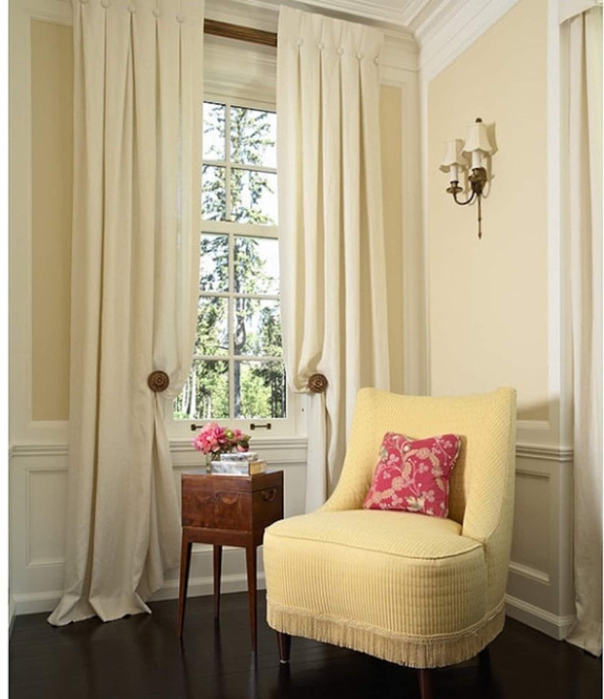 Бежевые шторы в гостиной