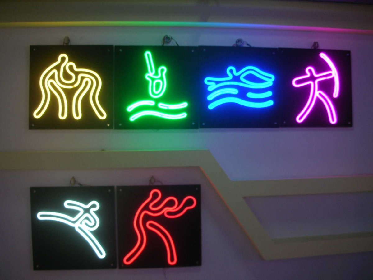 Светодиодная вывеска на стену