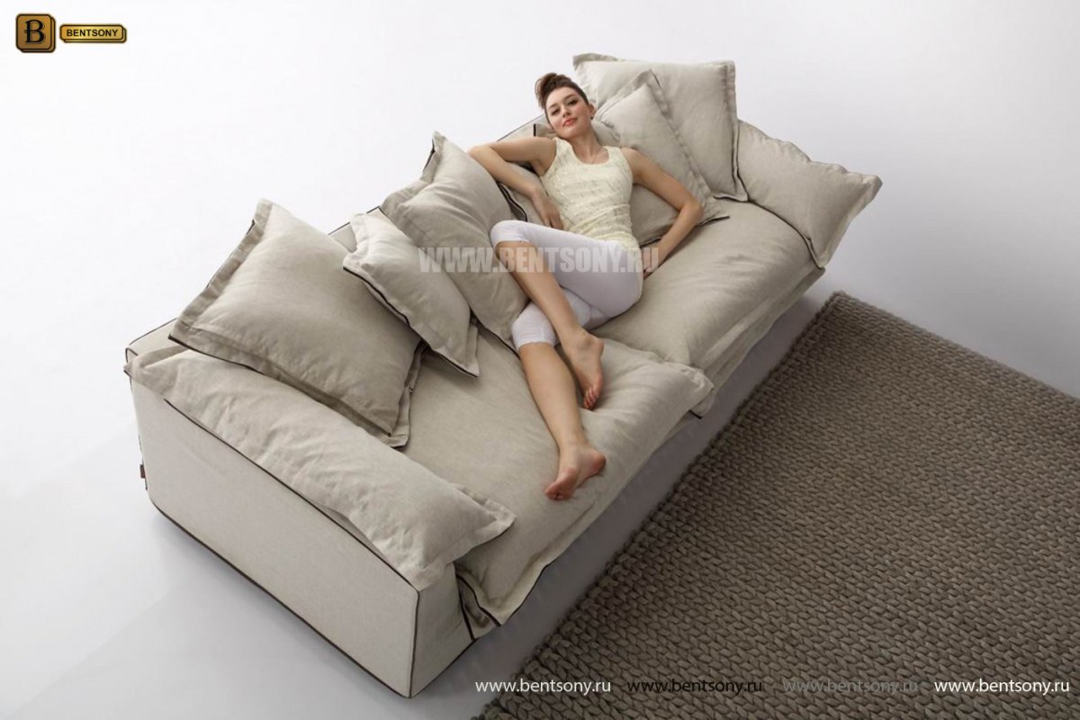 Очень мягкий диван с подушками