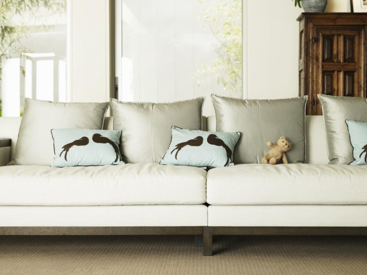 Подушки разных размеров на диване в интерьер