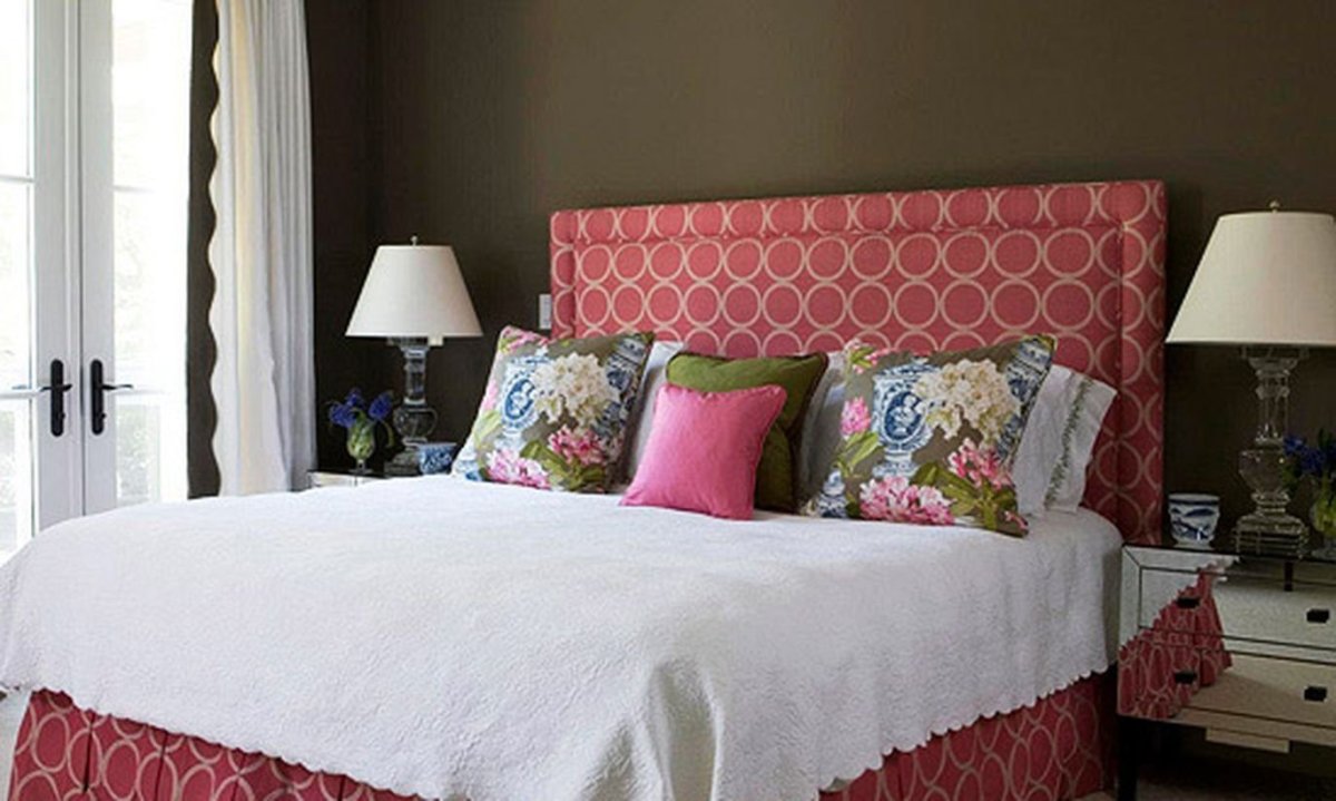 Кровать из ткани в интерьере