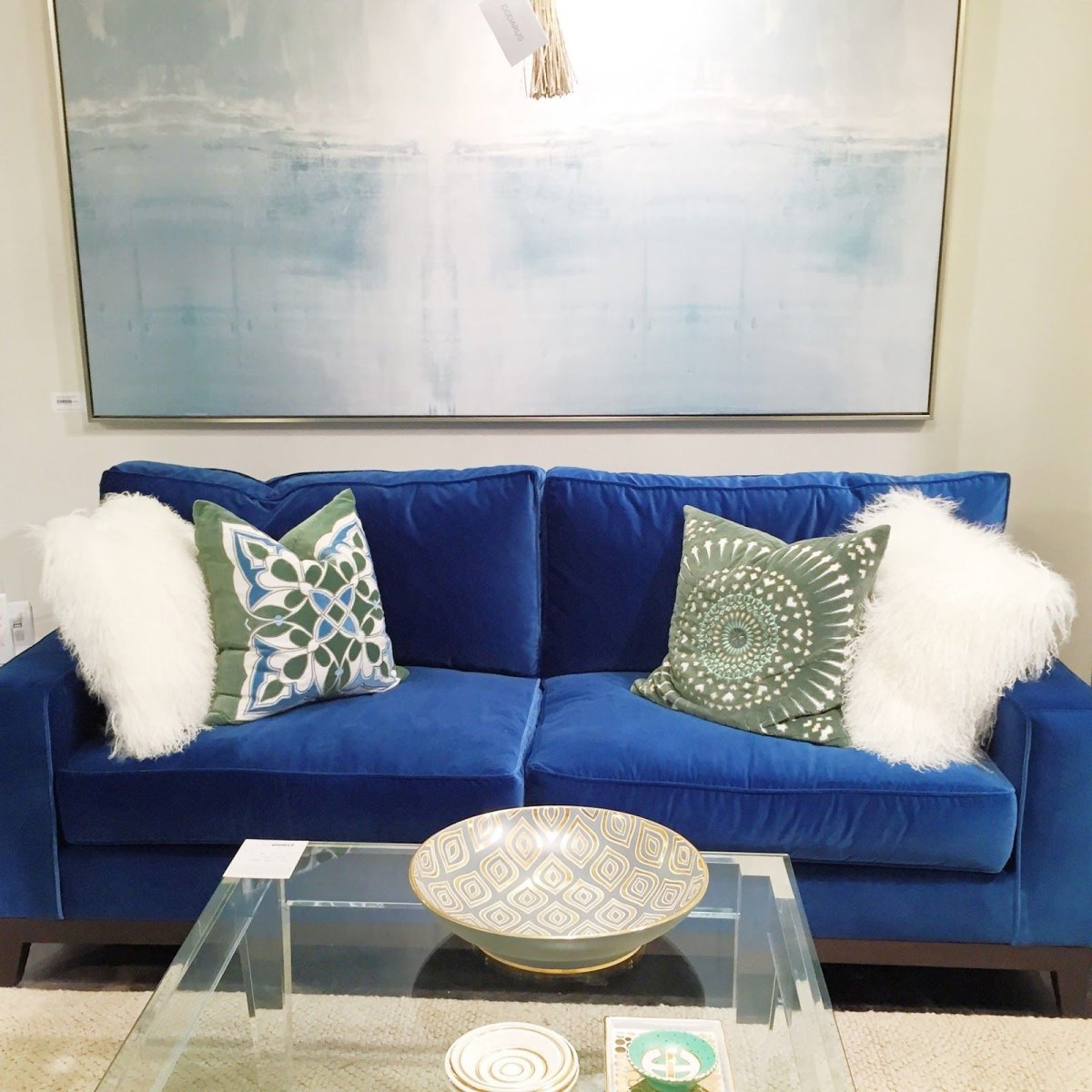 Белый диван с синими подушками