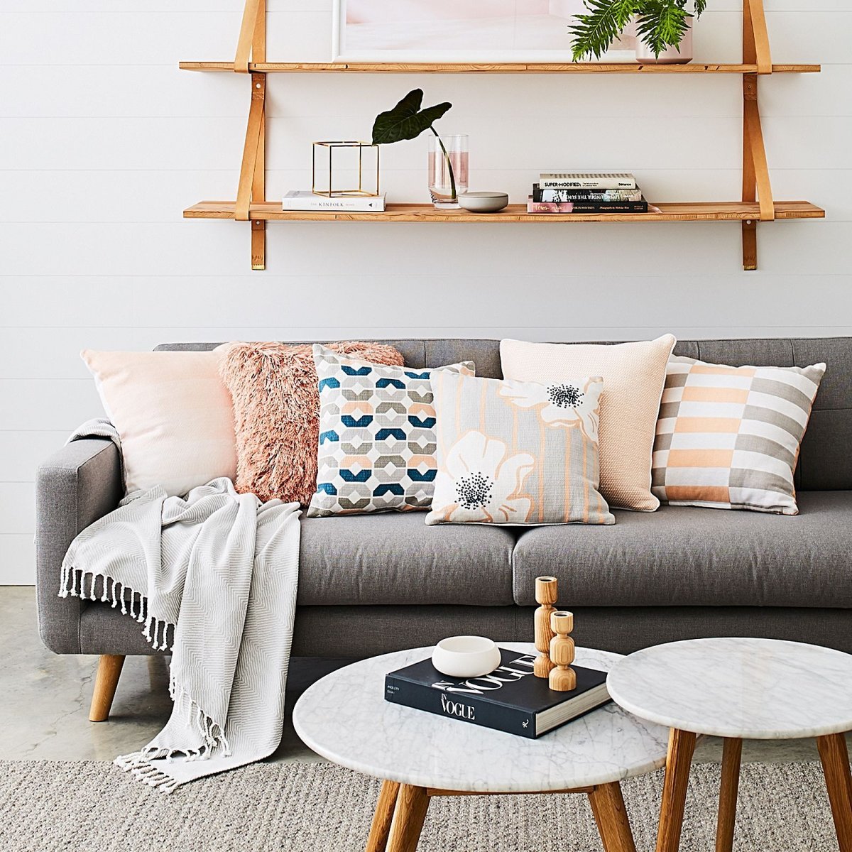 Серый диван с подушками